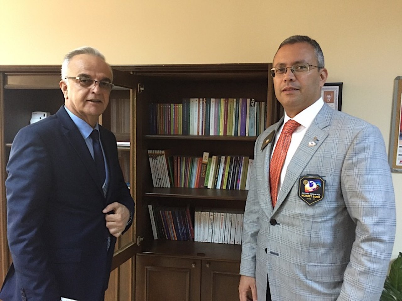 Seyhan Rotary Anadolu Lisesi'ne 196 kitap Bağışlandı