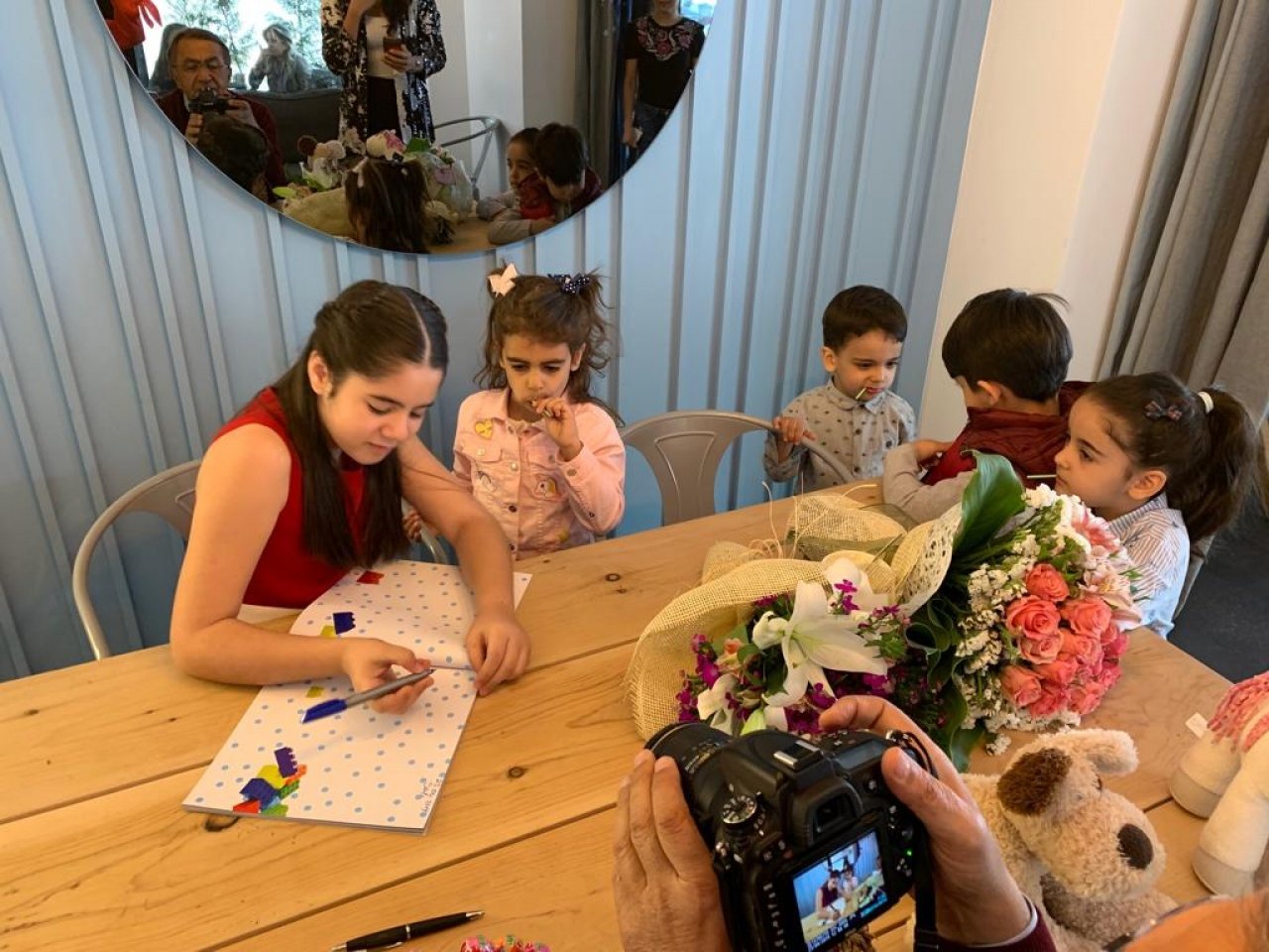 Projemiz Zeynep kızımızın yazdığı kitabın 23 Nisanda çocuk bayramında imza günü yaptık