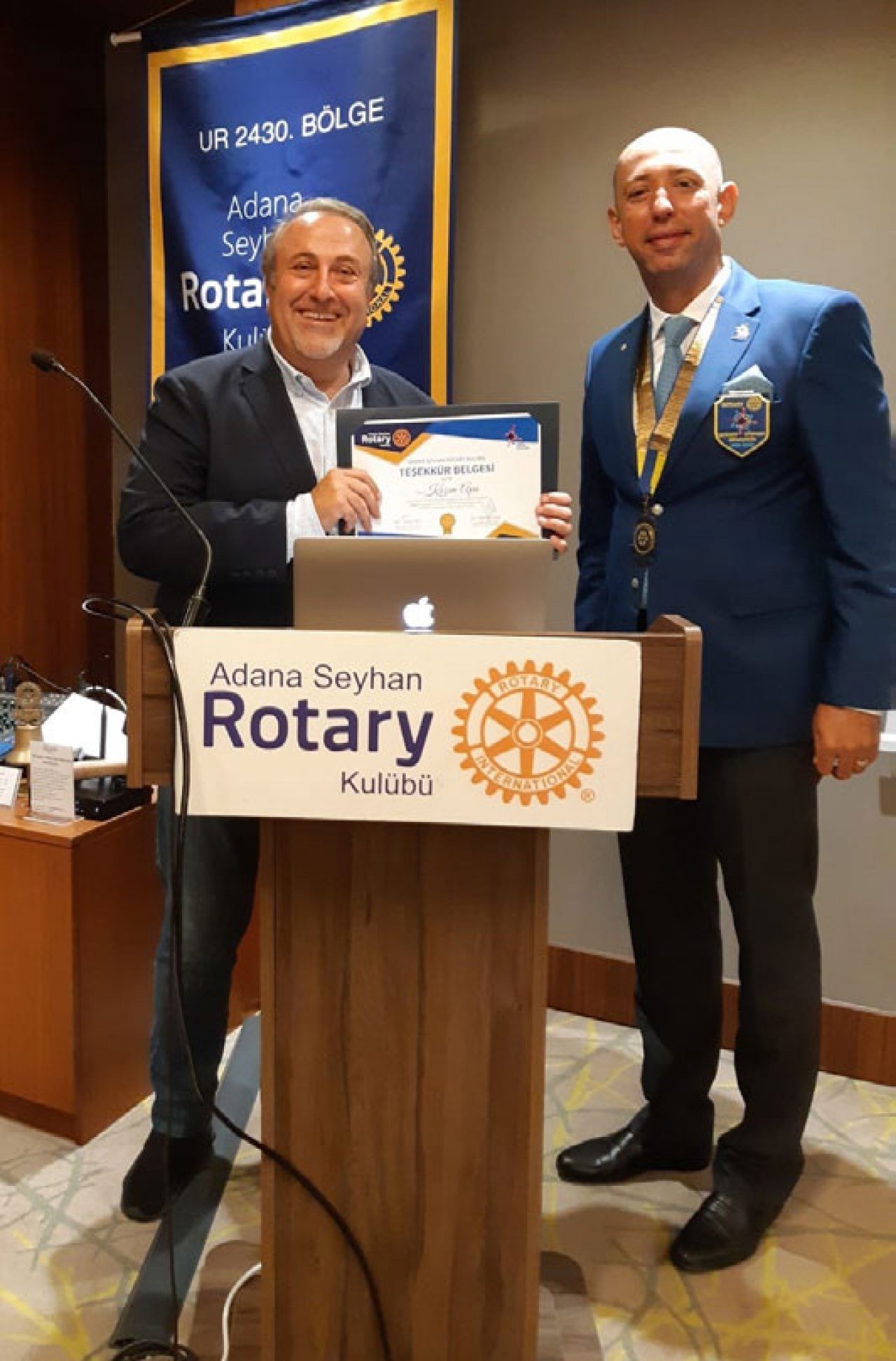 Rtn. dostumuz Kazım Apa, bizlere tarihimizdeki ahilik, loncalar gibi mesleki örgütlenmeler ile Rotary’nin benzer yanlarını ve bu mesleki örgütlenmelerin neden ve nasıl değişime uğradığını anlattı.