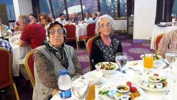 Huzurevi sakinleri İftar yemeği